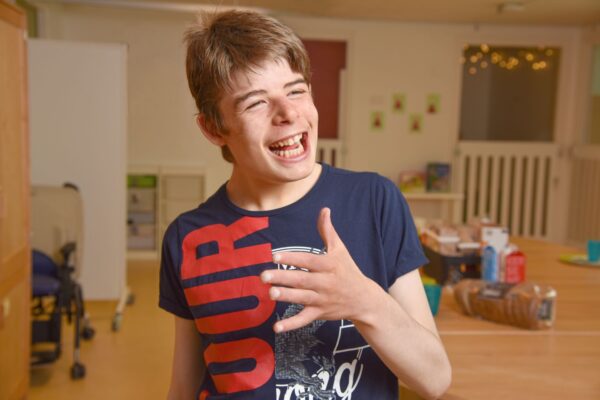 Lachende jongen