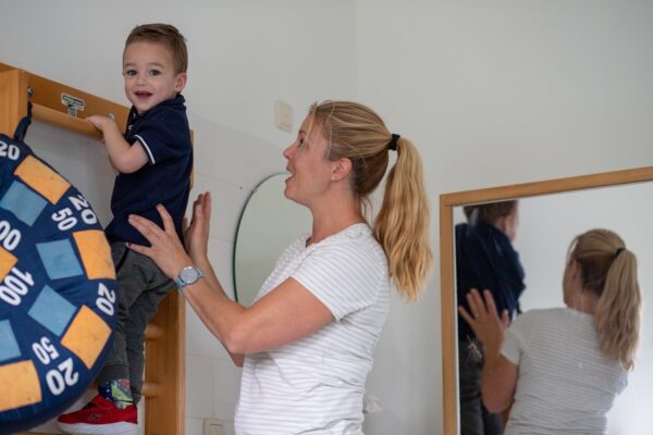 Begeleider Baloe en kind
