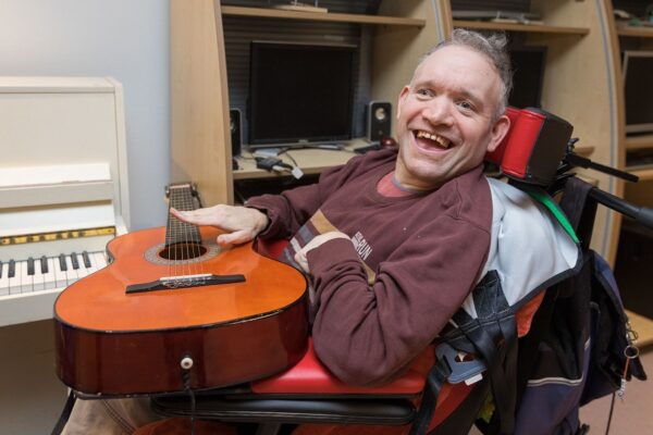 Client Buurtcirkel Heemskerk heeft plezier met gitaar