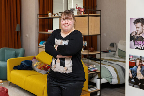 Een vrouw staat in haar woning